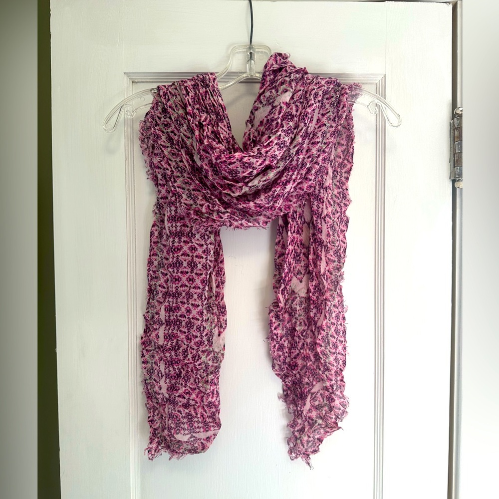 4/$20 DEAL ON ANY BUNLDE OF SCARVES
Aeropostale Floral Pink Scarf